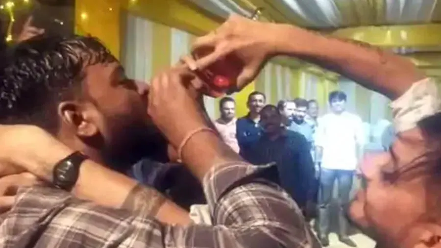 રાજકોટમાં દારૂબંધી નામની, લગ્નમાં દારૂ પીરસાયો, બીજી બાજુ PSI પણ દારૂના નશામાં