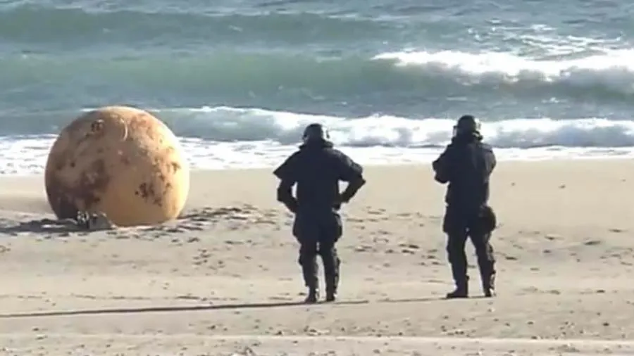 જાપાનમાં સમુદ્ર કિનારે પર મચ્યો હાહાકાર! લોખંડનો વિશાળ ગોળો મળતા સરકારની વોર્નિગ
