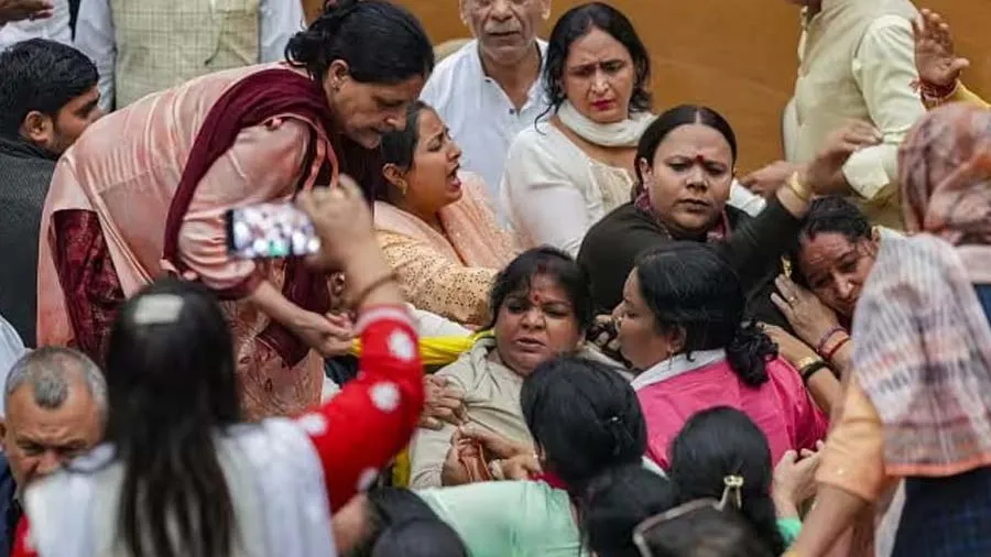 MCDમા BJP-AAP કોર્પોરેટરો વચ્ચે WWEવાળી ફાઇટ, જુઓ વીડિયો