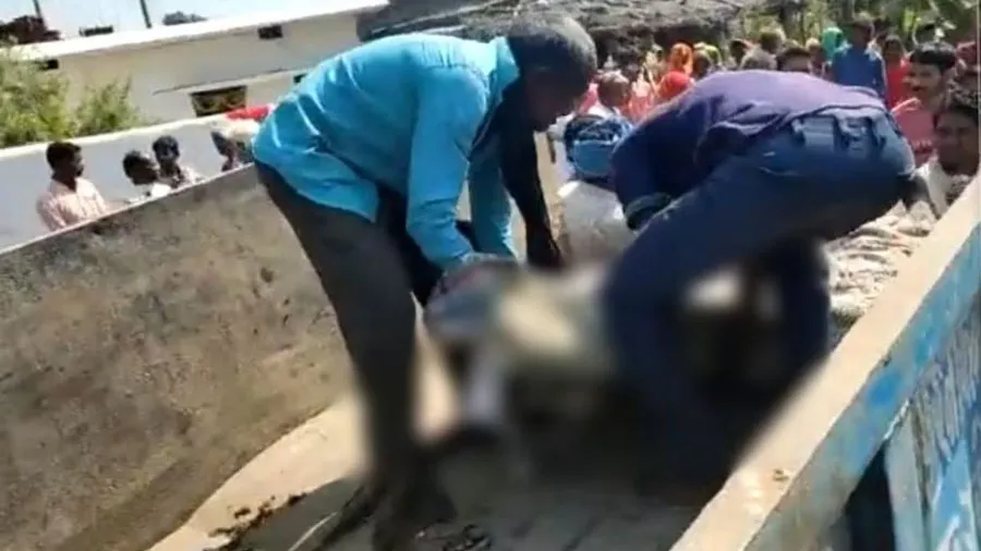 MP: મૃતદેહોને કચરા ગાડીમાં લઇ જવાયા, કોંગ્રેસે વીડિયો શેર કરીને કહ્યું બેશરમ...