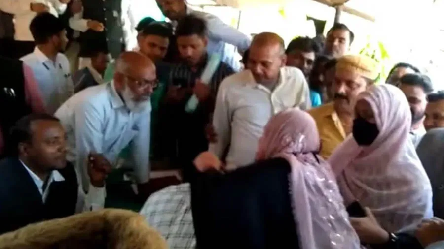 ચોથી પત્ની સાથે રહેવાને કારણે ગુસ્સે ભરાયેલી 3 પત્નીઓએ પતિની કોર્ટમાં ધોલાઇ કરી