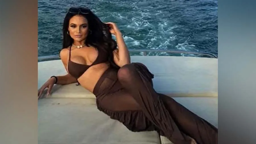 ડેટ પર જવા માટે આટલા રૂપિયા ચાર્જ કરે છે આ છોકરી, લાખોમાં કમાણી