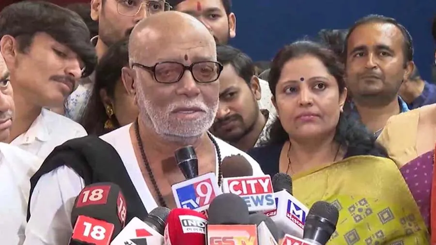 'હું ધીરેન્દ્ર શાસ્ત્રીને ઓળખતો નથી', મોરારી બાપુએ બાગેશ્વરધામથી કેમ અંતર રાખ્યુ