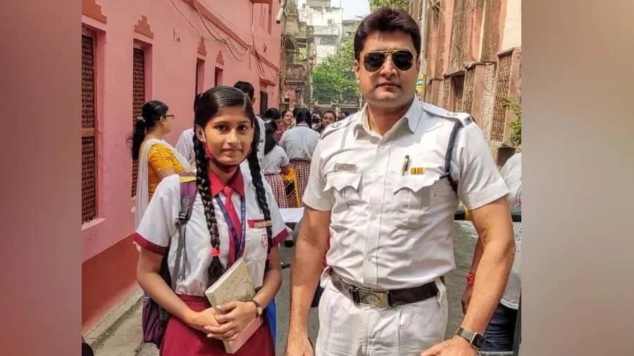 દાદાના મૃત્યુને કારણે છોકરીને પરીક્ષામાં મોડું થયું, પોલીસ આવી અને પછી...