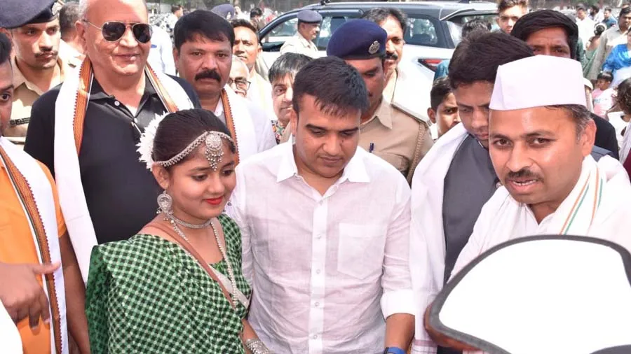 સમૂહલગ્ન સમારોહમાં જઈ હર્ષ સંઘવીએ 1 લાખનું દાન આપ્યું