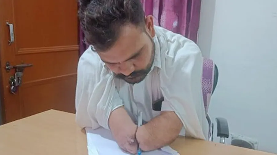 જ્યૂસ મશીનમાં આવી ગયેલા અક્ષયના બંને હાથ, છતા હાર ન માની બન્યો વકીલ, જાણો સ્ટોરી