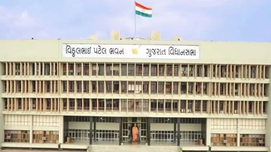 AAP-કોંગ્રેસના 19 MLA સસ્પેન્ડ, નકલી PSI મુદ્દે વિધાનસભામાં હંગામાનો આક્ષેપ