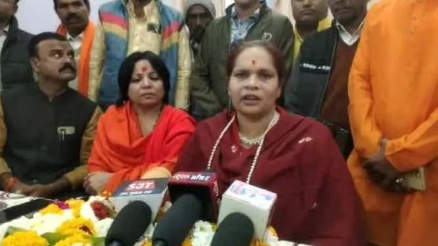 પર્સમાં મેક-અપને બદલે છરી રાખો: સાધ્વી પ્રાચી, દીકરીઓ જેહાદીઓની જાળમાં ન ફસાય