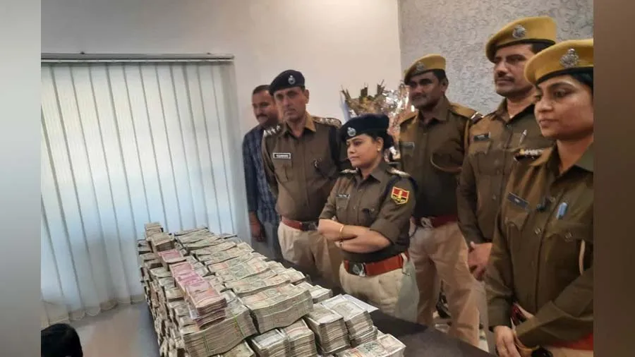 ગુજરાત નંબરની કારમાંથી એટલા કરોડ મળ્યા કે ગણવા માટે મશીન મગાવવી પડી