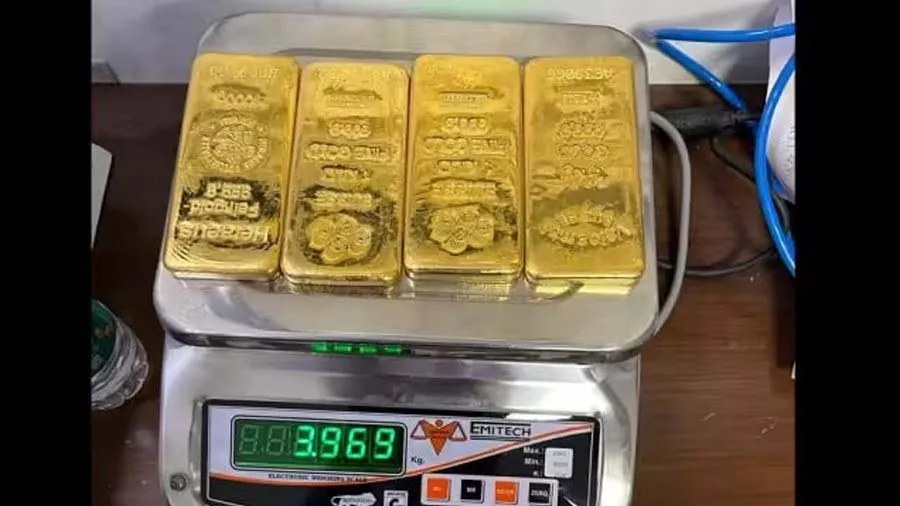 ફ્લાઇટના ટોઇલેટમાંથી મળ્યું 2 કરોડ રૂપિયાનું 4 કિલો સોનું