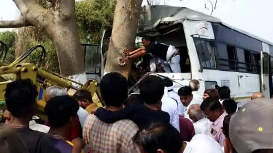 ચાણસ્મામાં બસ ઝાડ સાથે અથડાતા ચાલકનું મોત, બસની સીટ કાપવી પડી