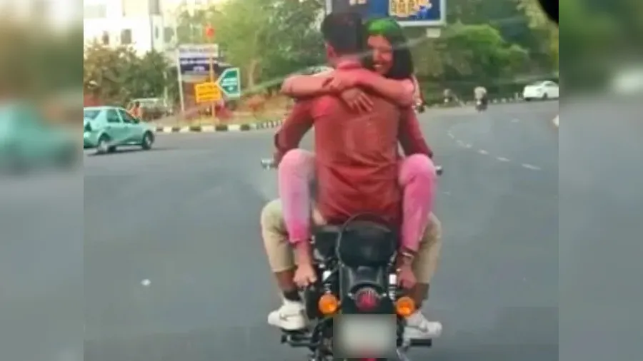 બુલેટની ટાંકી પર યુવતી, પાછળ ડ્રાઇવર, હોળી પર રોમાન્સનો Video વાયરલ