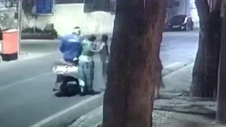 દાદીની ચેન બચાવવા 10 વર્ષની પૌત્રીએ સ્નેચર સાથે કરી અથડામણ, જુઓ વીડિયો