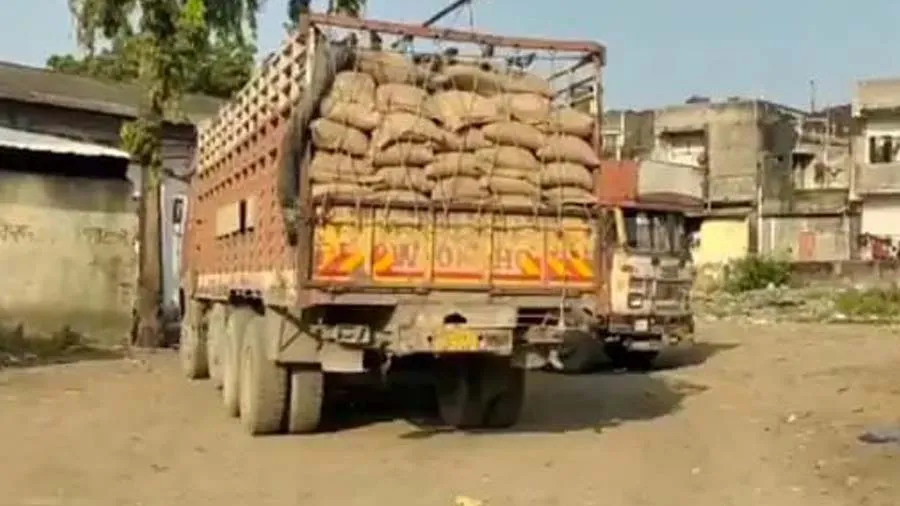 સુરતઃ સરકારી અનાજની ગુણોમાંથી 2-3 કિલો અનાજ કાઢી લેનારા ઝડપાયા