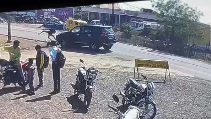 કોંગ્રેસના નેતા દિગ્વિજય સિંહની કારે બાઇકને મારી ટક્કર, યુવાન ફંગોળાઈ ગયો, Video