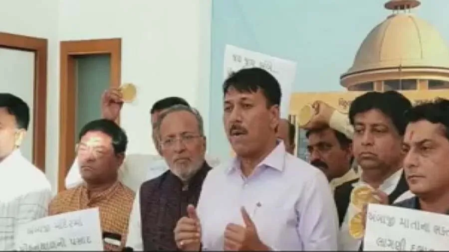 કોંગ્રેસે ભાજપના MLAને મોહનથાળનો પ્રસાદ ખવડાવ્યો, તો નેતા કહે- ઝેર તો નથીને...