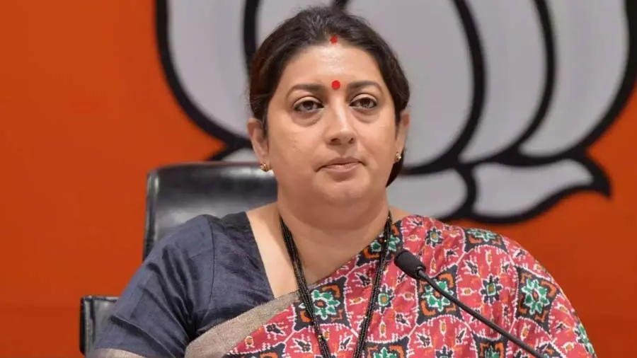 સ્મૃતિ ઈરાનીના વિરોધમાં અમેઠીમાં કોંગ્રેસે લગાવ્યા પોસ્ટર, સિલિન્ડરવાળા સાંસદ...