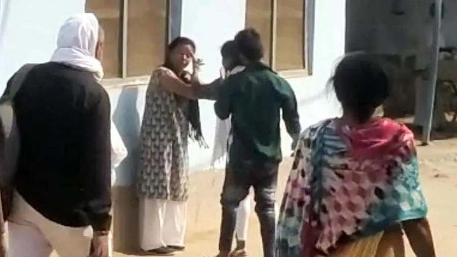 રોંગ નંબરથી બનેલા બોયફ્રેન્ડ સાથે ભાગીને કર્યા લગ્ન, આધારકાર્ડ લેવા ઘરે ફરી તો..