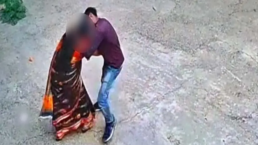 આ રાક્ષસ હોસ્પિટલમાં આવ્યો અને મહિલા સ્વાસ્થ્યકર્મી સાથે જાહેરમાં અશ્લીલ હરકતો..