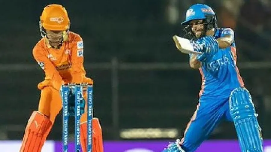 હરમનના તોફાનમાં ઉડી ગુજરાતની ટીમ, મુંબઈ ઈન્ડિયન્સ પ્લેઓફમાં પહોંચનારી પ્રથમ ટીમ