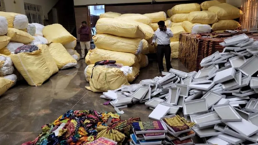 આ રાજ્યના ભાજપ નેતાના ઘરે દરોડા, 6,000 સાડી અને 9 હજાર સ્કુલ બેગ્સ મળી