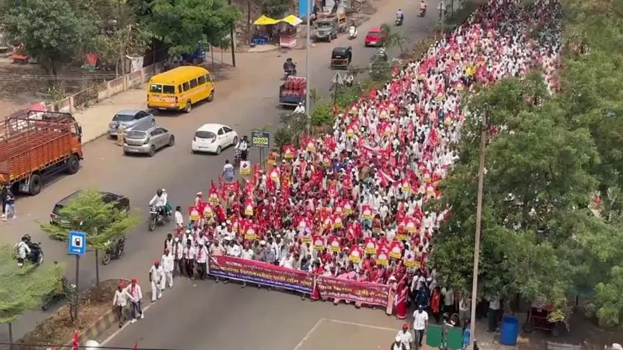 5000 ખેડૂત, 203 કિમી પગપાળા માર્ચ, જાણો રોડ પર કેમ ઉતર્યા આ અન્નદાતાઓ