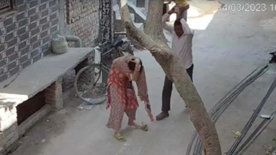 પુત્રવધૂ નોકરીનો ઈન્ટરવ્યુ આપવા જતી હતી, સસરાને ન ગમ્યું, માથે ઈંટ મારી