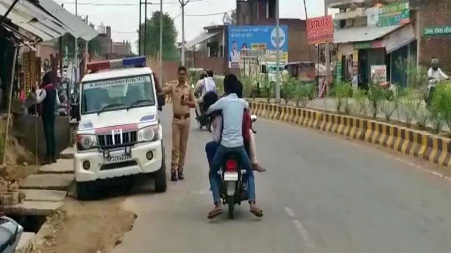 શવવાહન ન મળતા બહેનનું શવ બાઇક પર લઈ ગયો ભાઈ, પોલીસવાળો જોતો રહ્યો પણ ન કરી મદદ