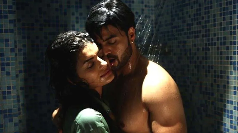 કટ બોલવા પર પણ એકમેકમાં ખોવાઈ રહ્યા એક્ટર્સ, ડિરેક્ટરે કાનમાં બોલવુ પડ્યું કટ