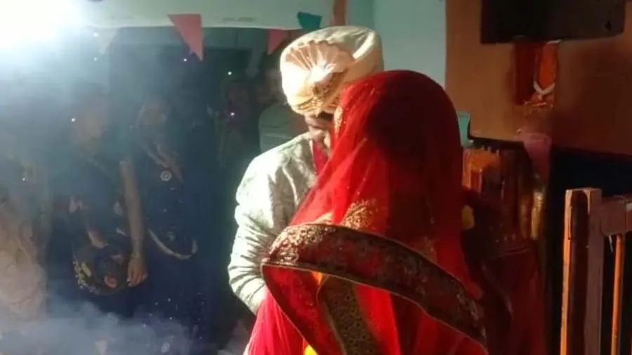 છોકરીએ મામાના દીકરા સાથે મંદિરમાં લીધા ફેરા, કાકા-કાકીએ કર્યું કન્યાદાન