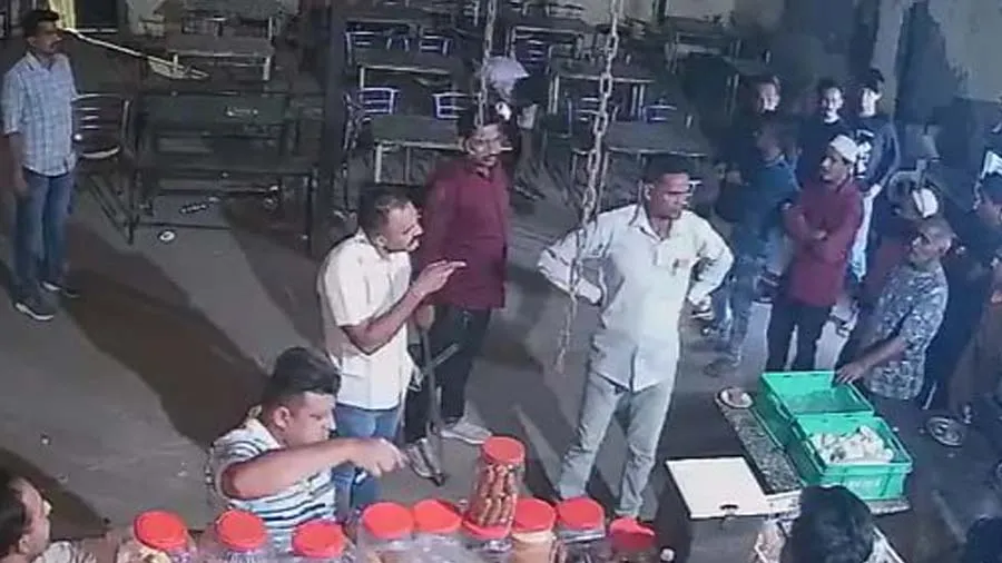 વડોદરામાં શાંતિથી ચા પીતા ગ્રાહકોને PSI સહિત પોલીસકર્મીઓએ દોડાવીને માર્યા