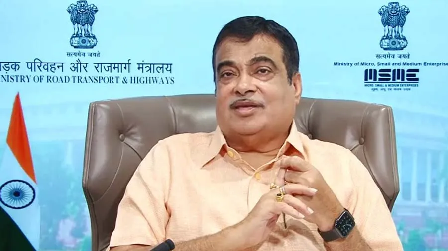 યુએસથી આવેલી મહિલાએ  ગડકરીને જાહેરમાં કહ્યું-લોકો શાહરૂખને પ્રેમ કરે છે હું તમને