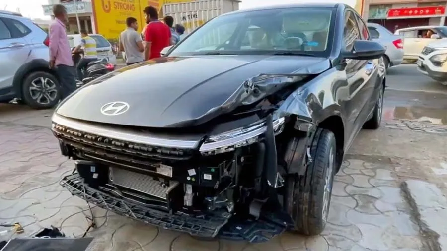 લોન્ચના દિવસે જ Hyundai Vernaનો થયો અકસ્માત! બાઇક સાથેની ટક્કરમાં ડેમેજ થઈ કાર!