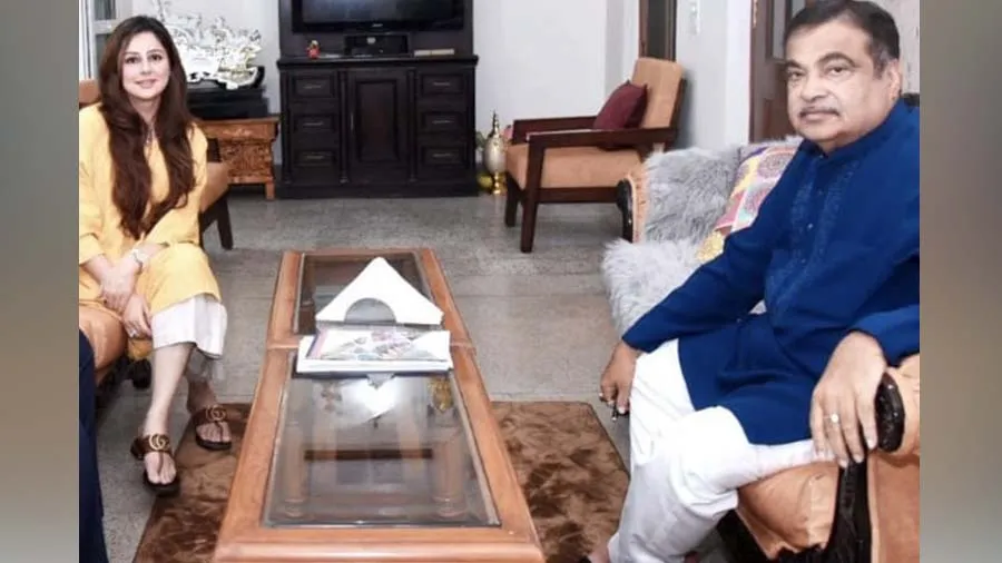 અહેમદ પટેલની દીકરી મુમતાઝ સક્રીય રાજકારણમાં આવે તેવી અટકળ,જાણો ગડકરીને કેમ મળ્યા