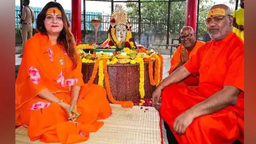 મહિલાએ મુસ્લિમ ધર્મ છોડી અપનાવ્યો સનાતન ધર્મ,શિવજીને ચઢાવ્યો 19 તોલા સોનાનો મુગટ