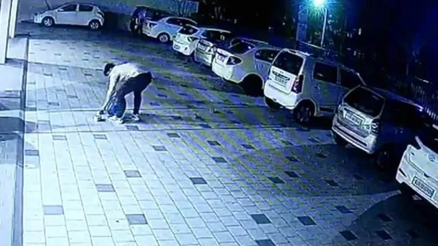 5 લાખ લાંચ લેતા પકડાતા પતિની આત્મહત્યા, પત્નીએ એક કરોડ બચાવવા છત પરથી બેગ ફેંકી