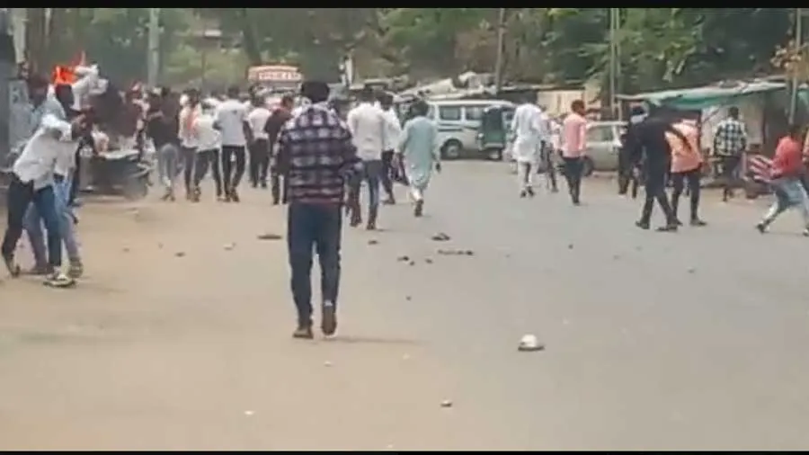 વડોદરામાં રામનવમીની શોભાયાત્રા દરમિયાન પથ્થરમારો, લારીઓમાં તોડફોડ. જુઓ વીડિયો