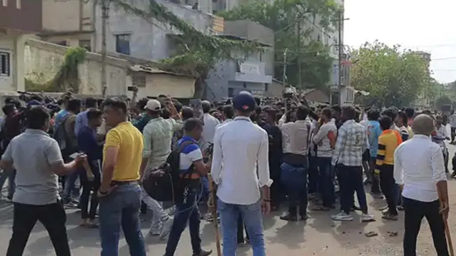 વડોદરામાં મોડી સાંજે ફરી પથ્થરમારો, બે જૂથ સામ-સામે આવી ગયા, જુઓ વીડિયો