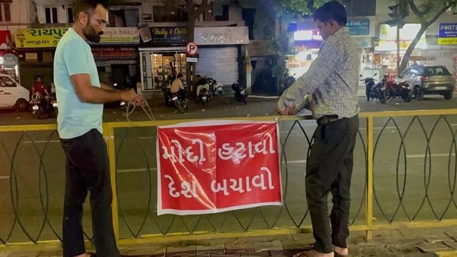 અમદાવાદમાં ‘મોદી હટાવો દેશ બચાવો’ના પોસ્ટર લગાવતા AAPના 8 કાર્યકરોની ધરપકડ