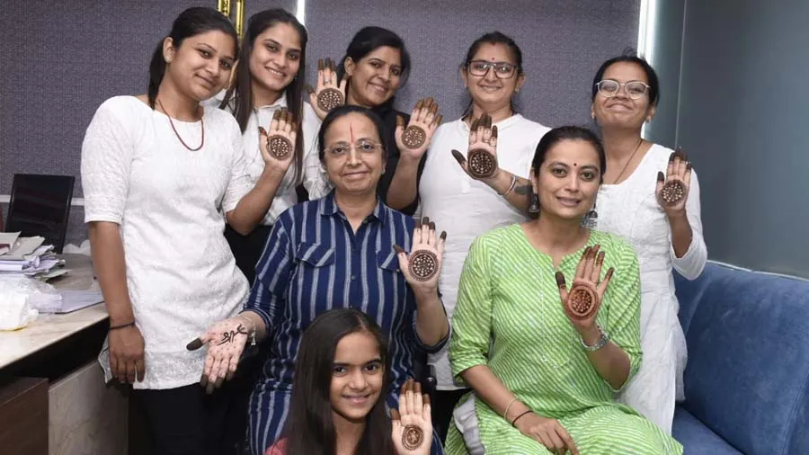 નવરાત્રિ: મહેંદી દ્વારા શ્રીયંત્ર હાથ પર પ્રકાશિત કરી ઉજવણી કરી