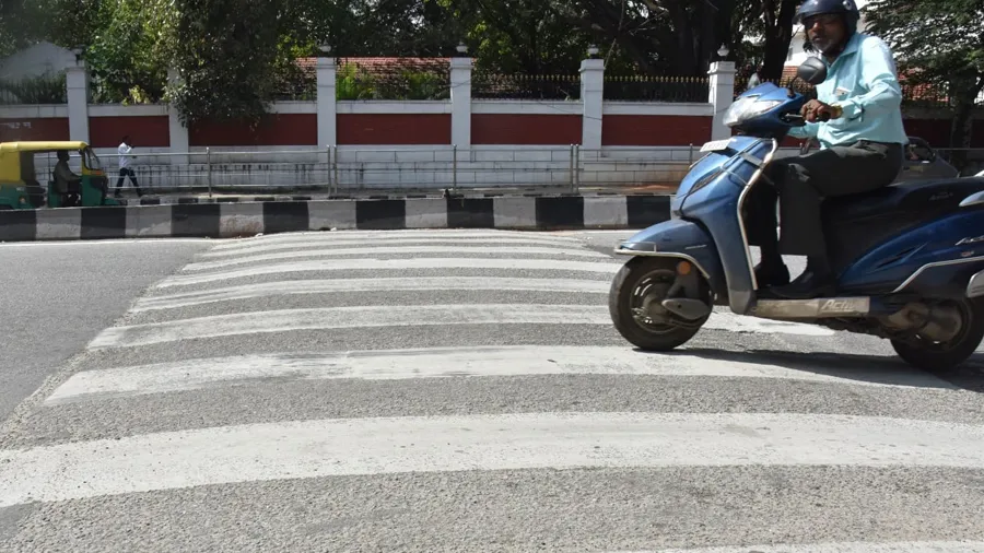 સાઈન બોર્ડ જોઇને IASએ લોકોને પૂછ્યું સ્પીડ બ્રેકરને હિન્દીમાં શું કહેવાય?