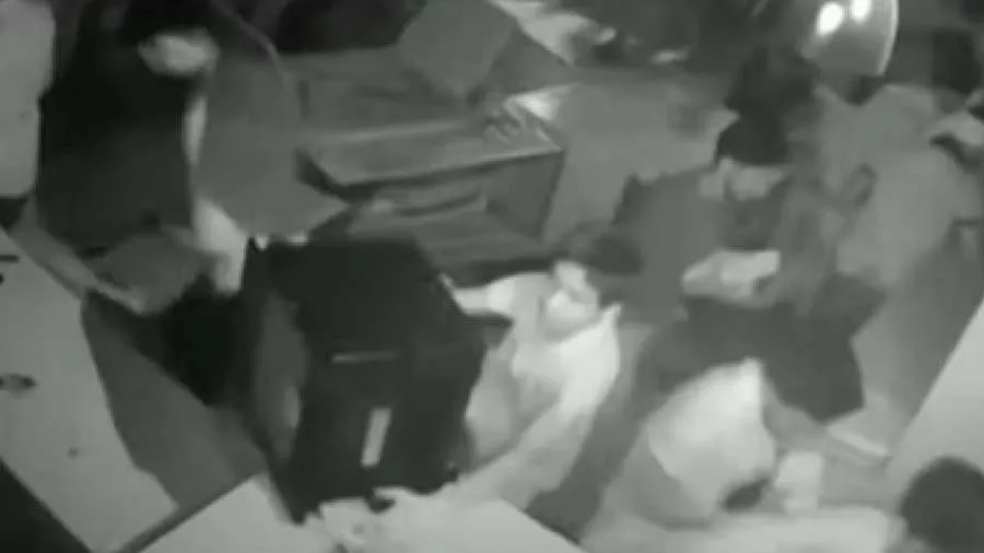 રામનવમીની શોભાયાત્રા બાદ હિંસા, BJP નેતાના ભાઈની દુકાનમાંથી 3 કરોડના ફોનની લૂંટ