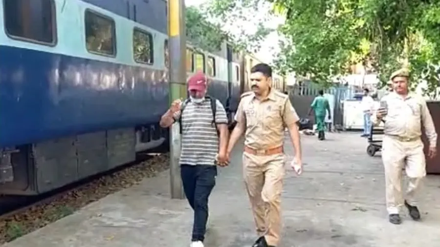 બહાનું બનાવી ઉભેલી ટ્રેનમાં લઈ ગયા અને પછી કર્યો ગેંગરેપ, 2 જવાનોની ધરપકડ