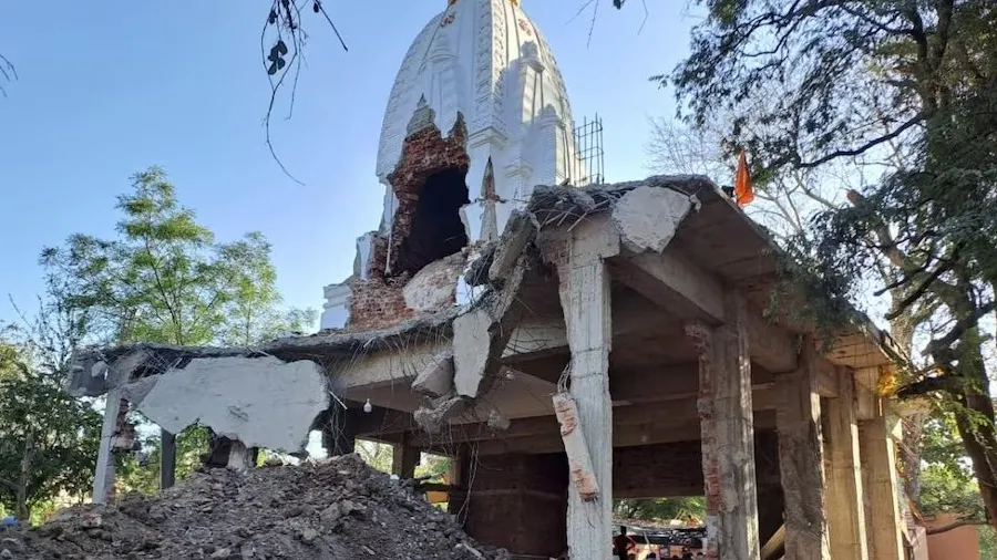 36 લોકોના મોત બાદ મંદિર તોડવાનું કામ શરૂ, લોકોએ કર્યો વિરોધ