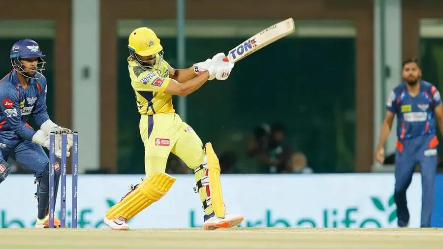 ઋતુરાજ ગાયકવાડે લગાવ્યો એવો સિક્સ કે ગિફટવાળી ગાડી પર ગોબો પડી ગયો, જુઓ વીડિયો