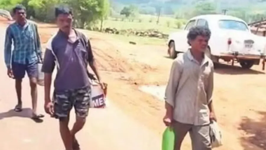 નોકરી માટે બેંગલોર ગયા,પગાર માગ્યો તો માર્યા,પૈસા-ભોજન વિના ચાલીને 1000 km...