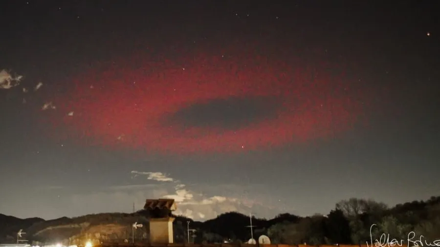 ઈટાલીના આકાશમાં દેખાયો રહસ્યમય લાલ રંગનો ઘેરો, થોડી જ સેકેન્ડમાં ગાયબ થયો