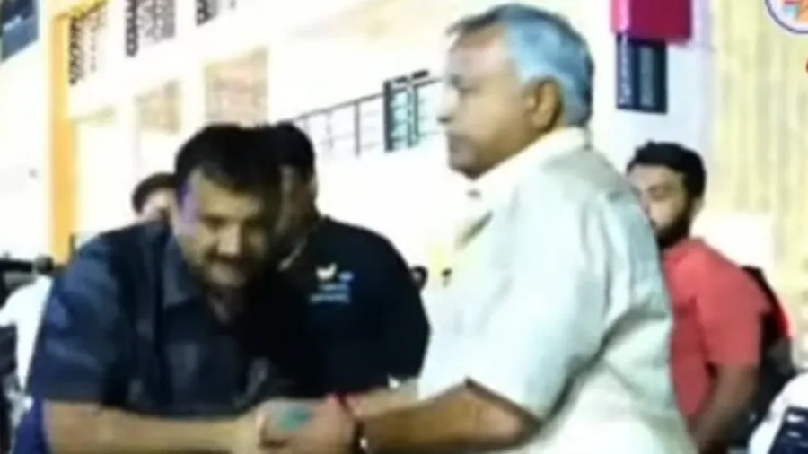 ભાજપના પૂર્વ સાંસદ અને હત્યાના દોષી દિનુ બોધાને IAS અધિકારી પગે લાગ્યા