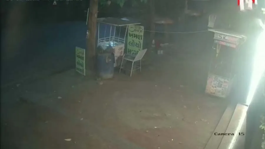 5 તસ્કરો ટેમ્પો લઈ આવ્યા અને આખો પાનનો ગલ્લો જ ઉઠાવી ગયા,સુરતની ઘટના, જુઓ Video