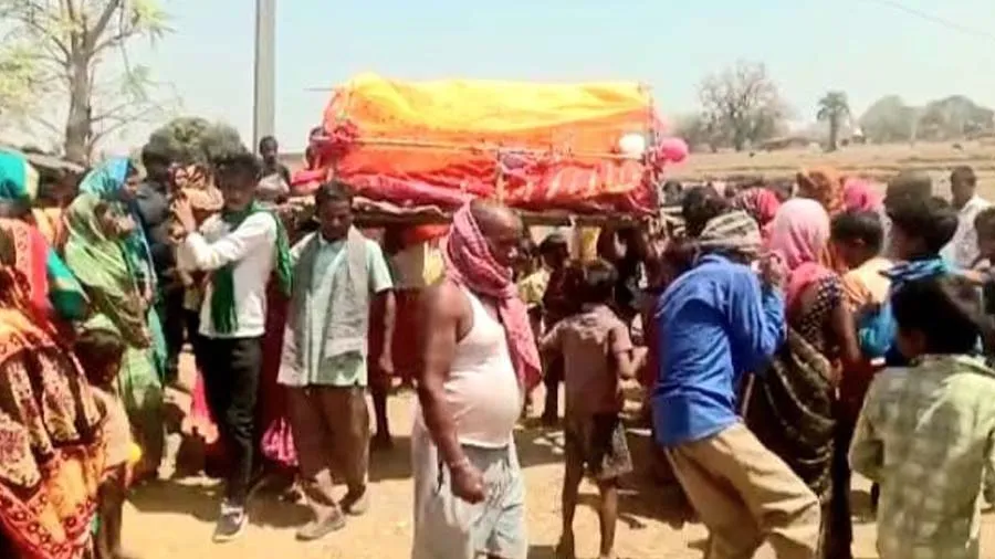 પરિવારમાં દીકરો નહોતો, 7 દીકરીઓએ માતાને કાંધ આપીને પરંપરા તોડી